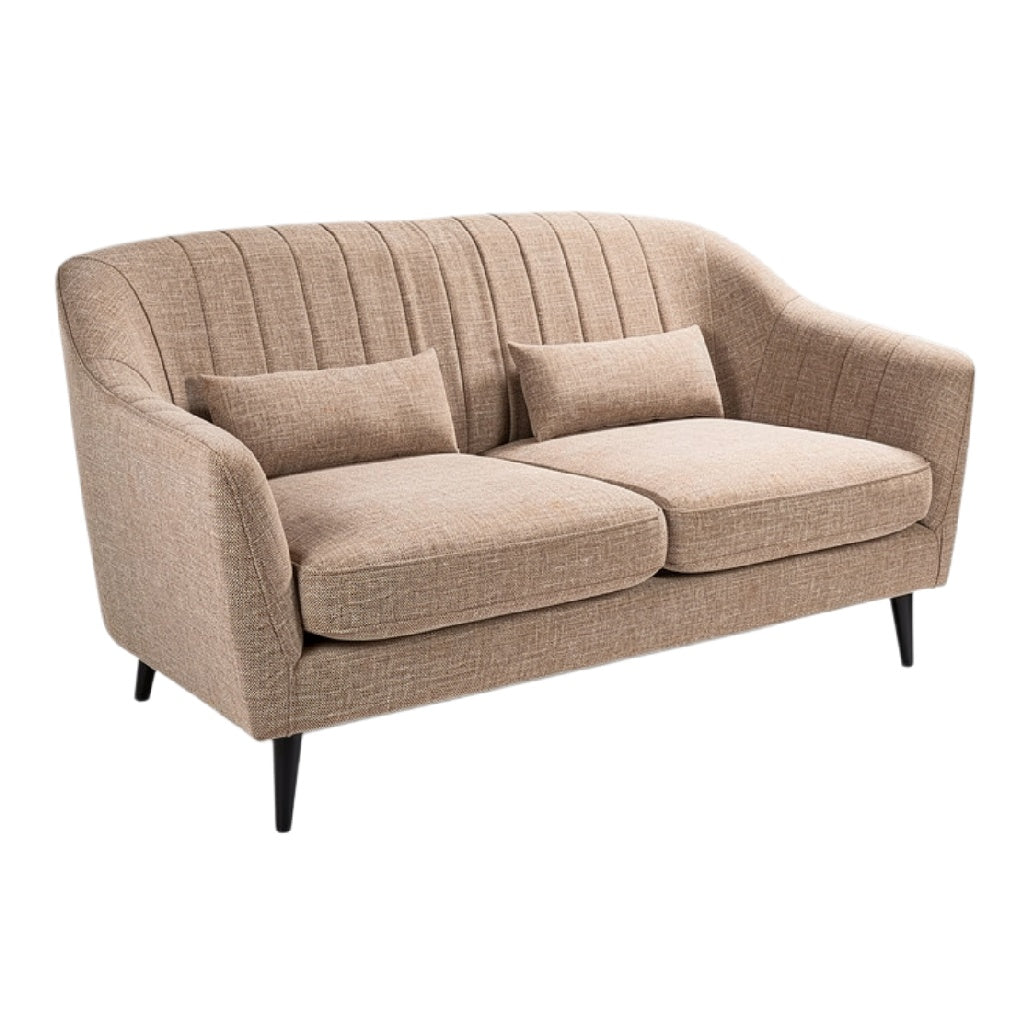 Moderne beige bank met kussens en gestreepte rugleuning